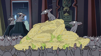 S2E41 Mewni rats cheering on pile of eaten corn