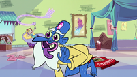 S3E12 Glossaryck runs around the room like a dog