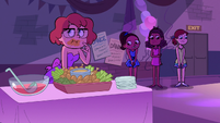 S2E27 Girls eating hot wings and standing around