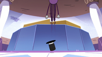 S2E22 Spider With a Top Hat jumping off the ground