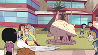 S2E38 Star Butterfly reveals the new Otis statue