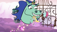 S3E21 Star giving King Pony Head a goodbye hug