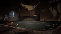 S2E21 Pool of saliva flowing from under Star Butterfly's bed