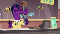 S3E12 Seahorse spraying himself with water