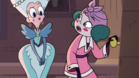 S3E28 Eclipsa asking Queen Moon for a hairpin