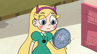 S2E29 Star Butterfly holding Jeremy's large coin