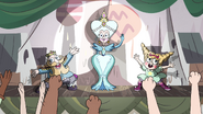S4E1 Fake Queen Moon waving to the audience