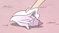 S4E19 Star Butterfly picks up a conch shell