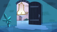 S3E9 Water overflowing out of Star's bathroom