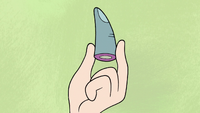 S2E23 Star Butterfly holding Toffee's finger