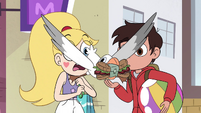 S4E27 Seagull snatches Marco's sandwich