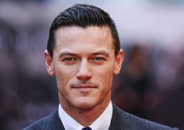 Luke-evans-uk-premiere-dracula-untold-01