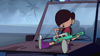 S1E11 Oskar playing music