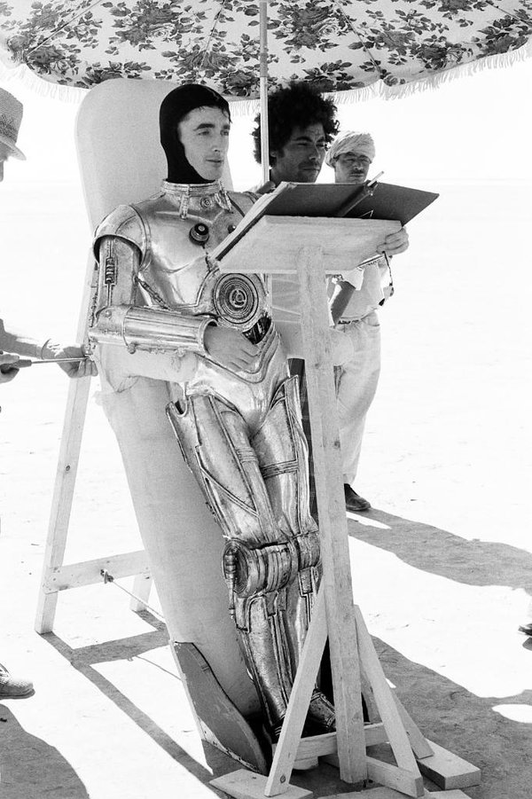 Unable to sit down, Anthony Daniels had to lean against a board while wearing his C-3PO costume during the shooting of Star Wars.