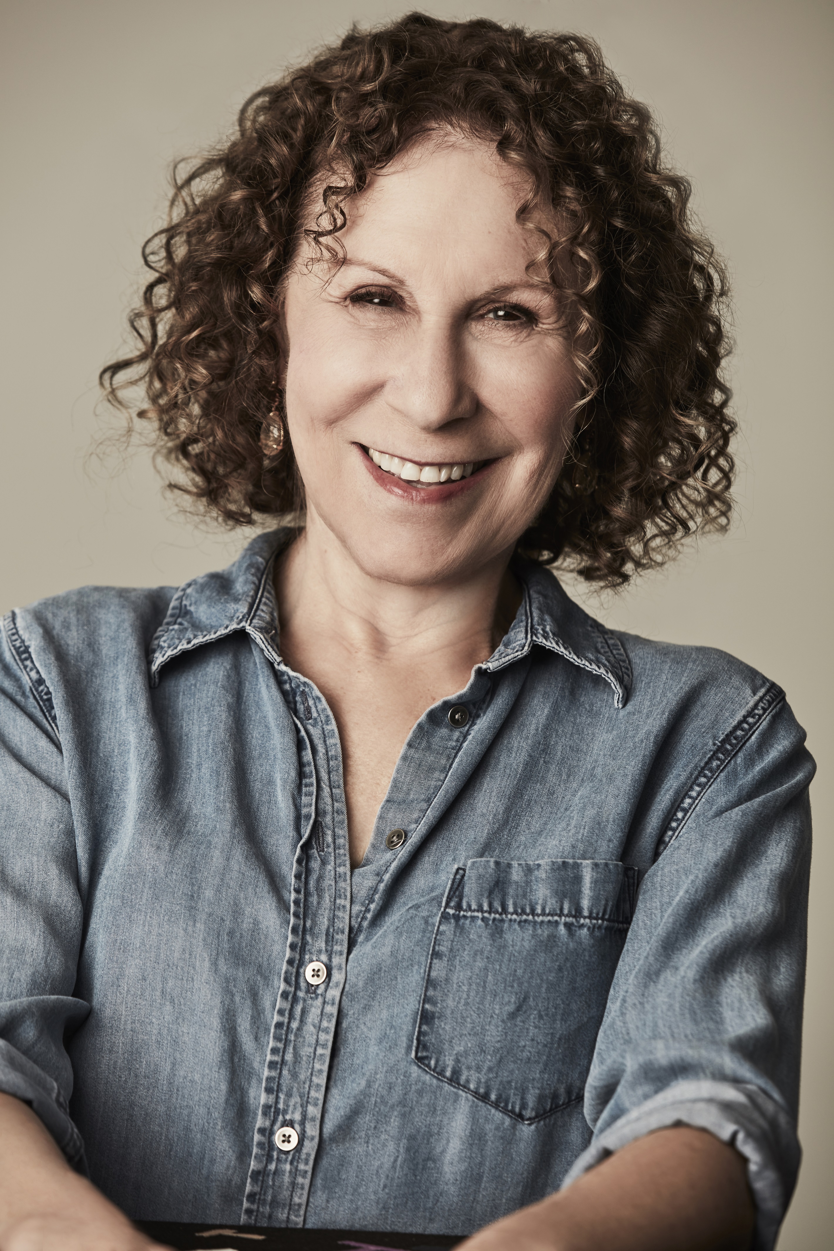 Rhea Perlman appearance in Common Appearance