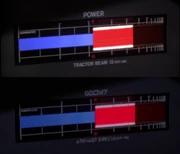 トラクター・ビーム制御装置のスクリーン。ラテン文字だったオリジナル版(上)と、オーラベッシュに置き換えられた特別篇版(下)