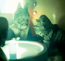 M'iiyoom Onith flirts with Feltipern Trevagg in Chalmun's Spaceport Cantina.