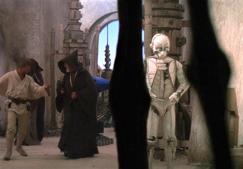 Kal'Falnl C'ndros's legs (in silhouette) in Mos Eisley.