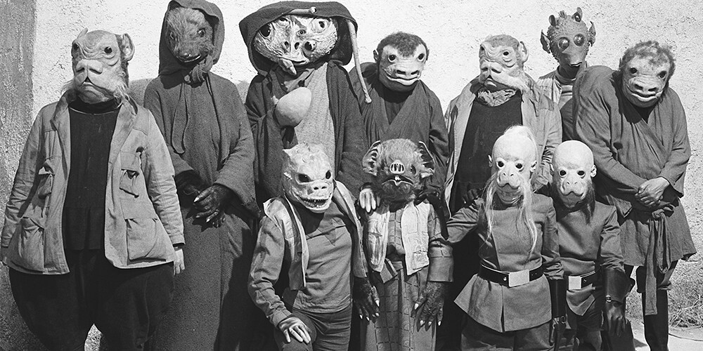 A photograph of aliens behind the scenes of A New Hope, including Wioslea