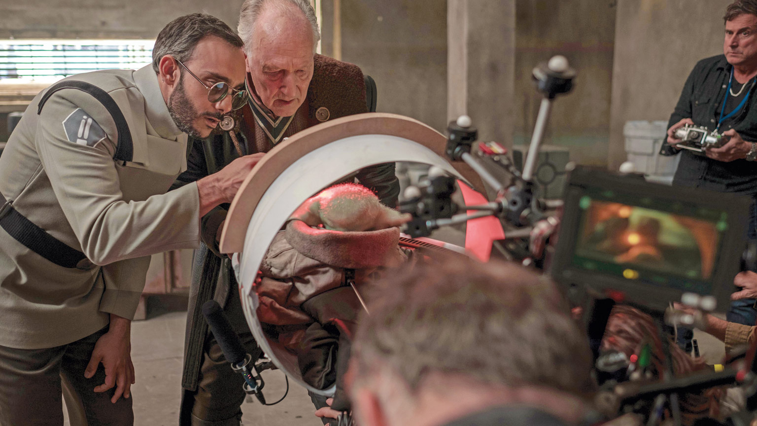 Werner Herzog and Omid Abtahi, Doctor Pershing's actor, on set with Grogu's puppet