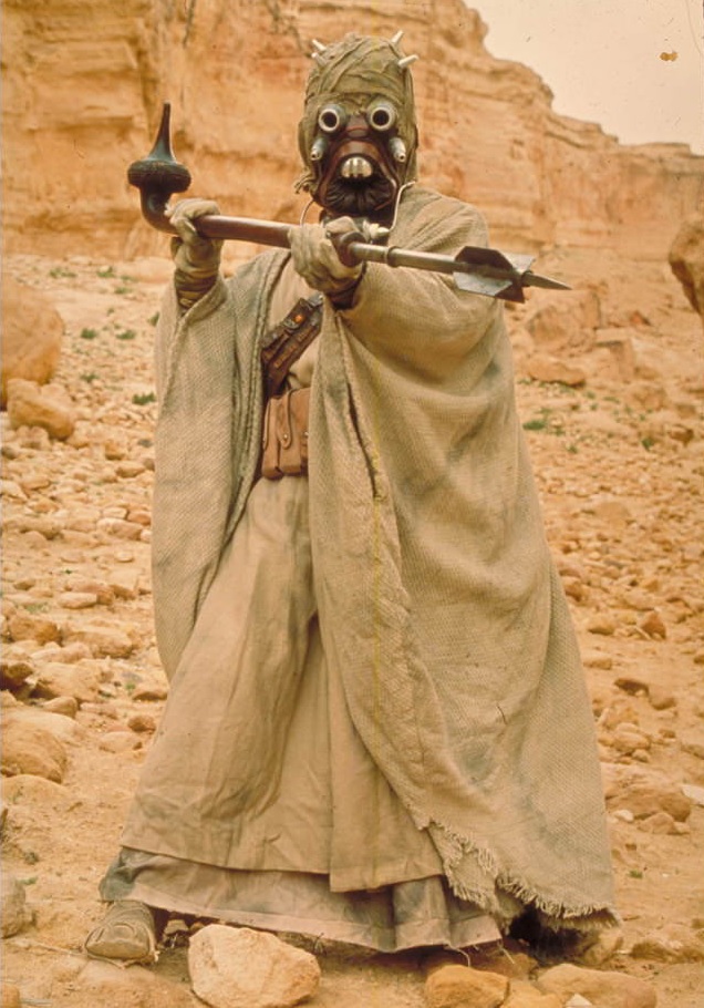 A fierce Tusken Raider leader, URoRRuR'R'R, attacking Luke Skywalker