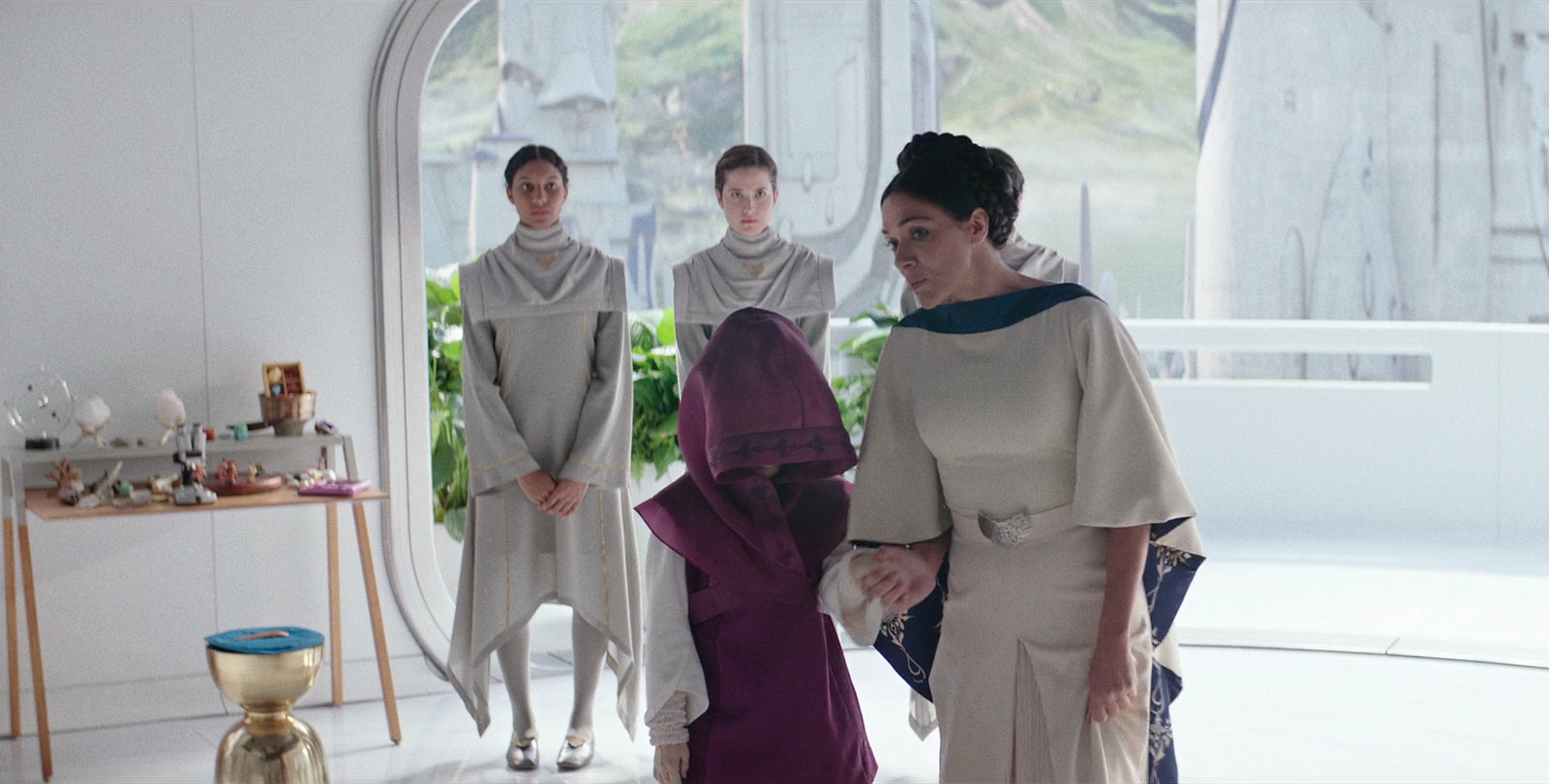 Breha speaks with Agira, one of Leia's handmaidens, who is pretending to be the princess.