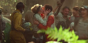 エイジャン・クロスでキスをするタイスとダーシー