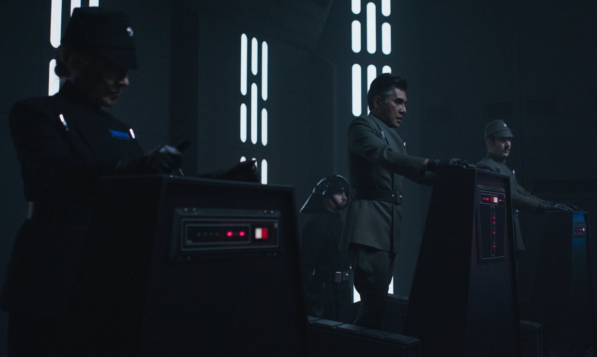 Almudin (center) at Han Solo's military tribunal