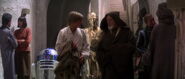 Obi-Wan Kenobi i Luke Skywalker przechodzą przez stare dzielnice Mos Eisley.