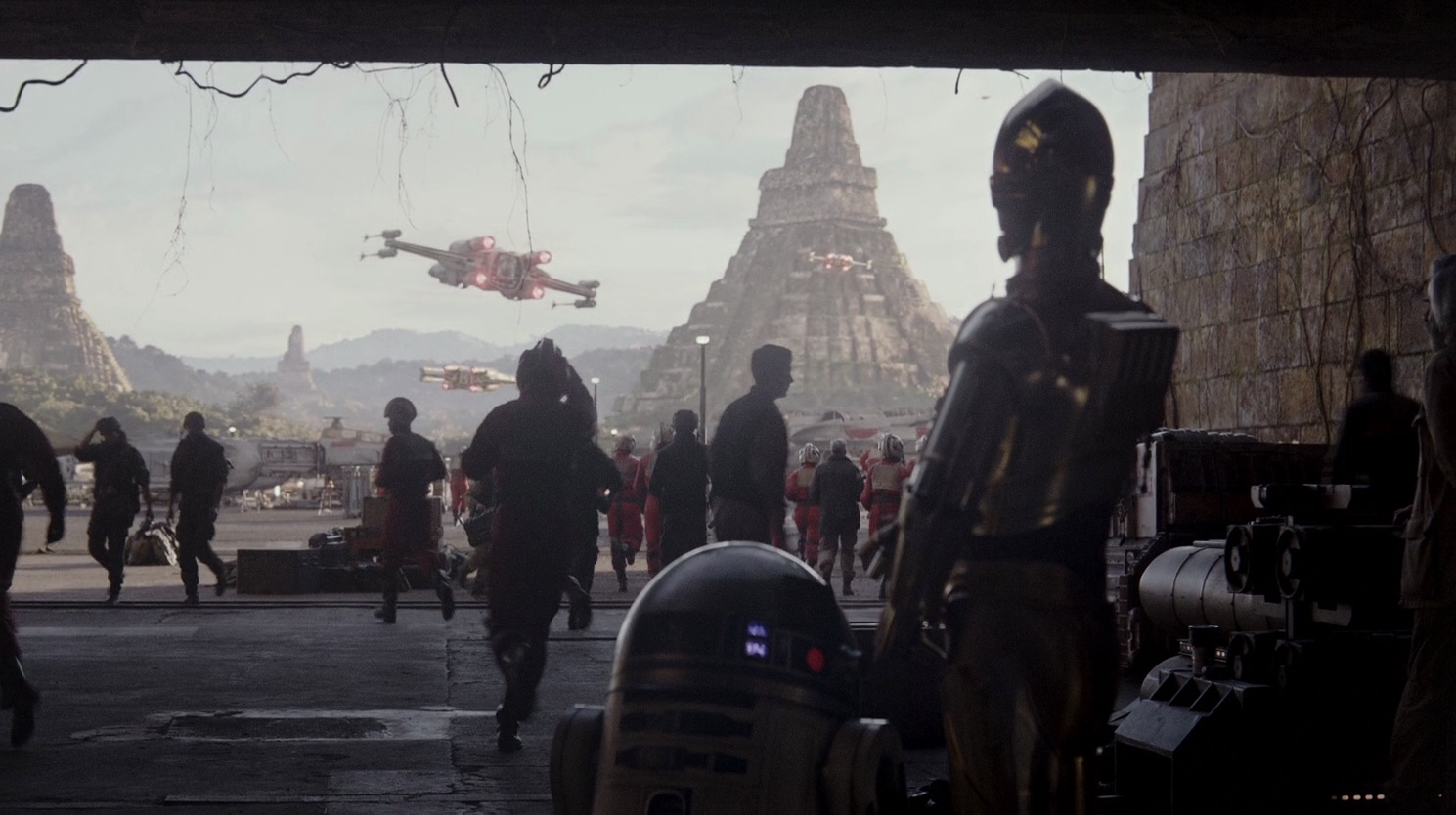 C-3PO and R2-D2 on Yavin 4