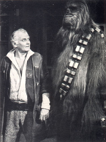 Saun Dann (Art Carney) and Chewbacca (Peter Mayhew) on the set of The Star Wars Holiday Special