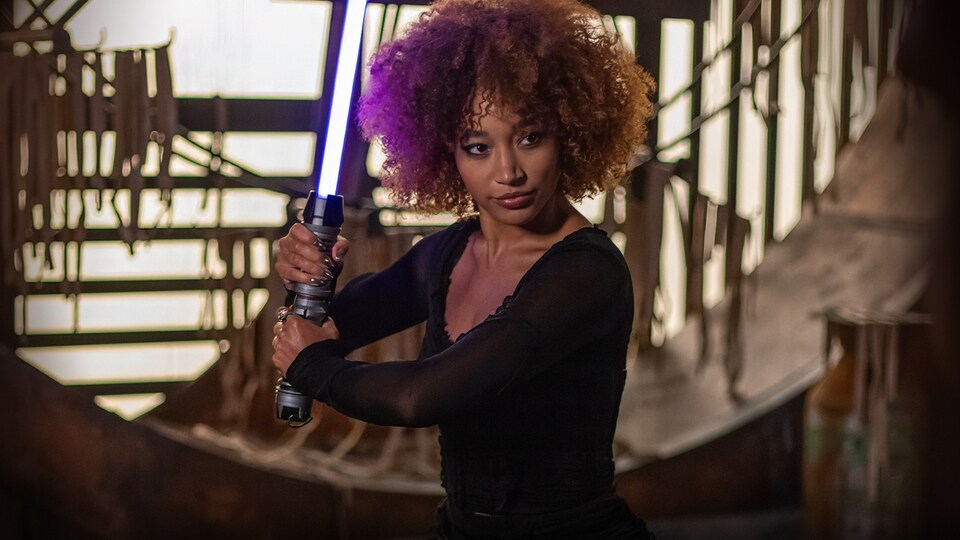 Amandla Stenberg felt that Carrie-Ann Moss took her under her wing while they filmed the noodle shop duel as Mae and Indara, respectively.