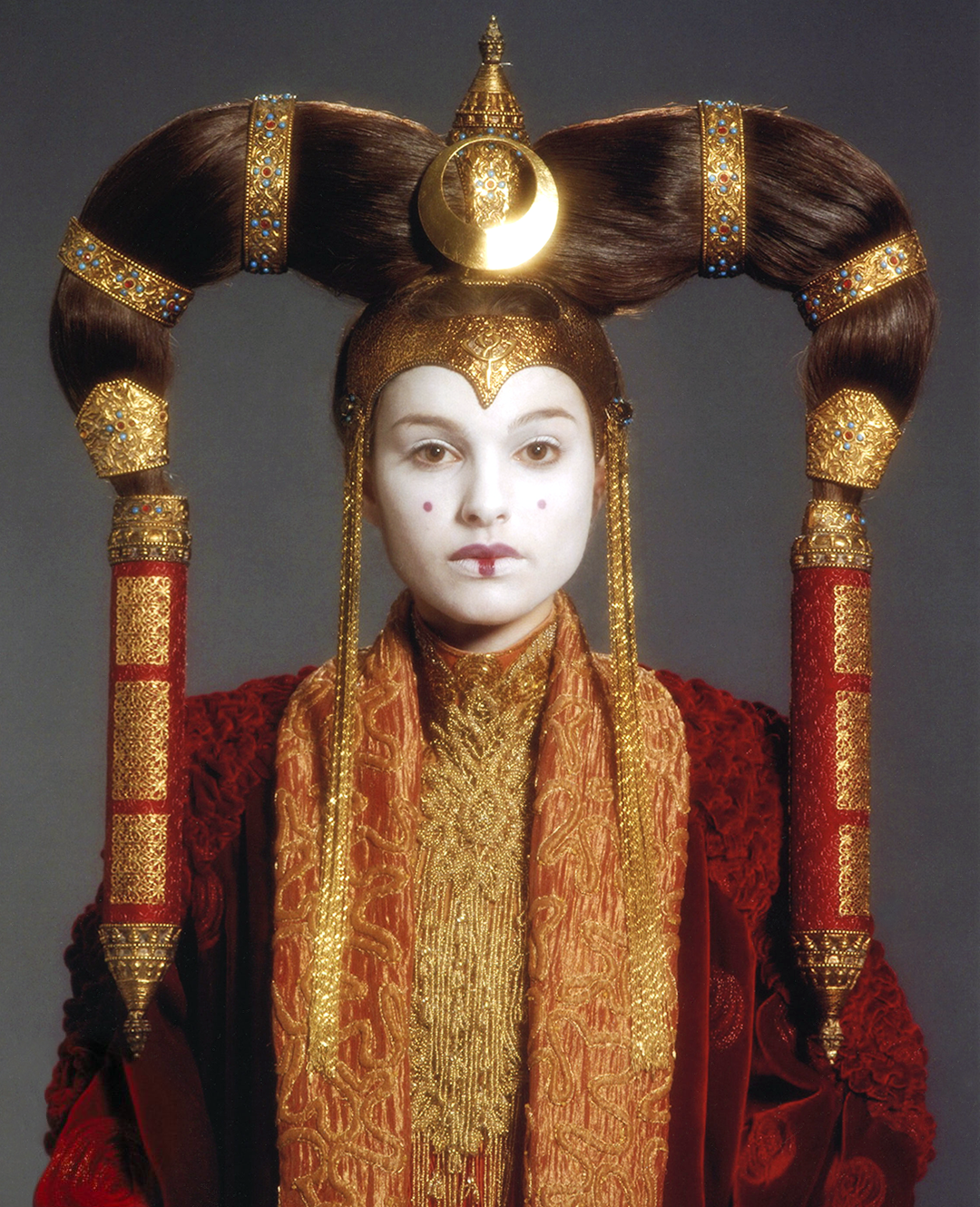 Queen Amidala wearing an escoffiate