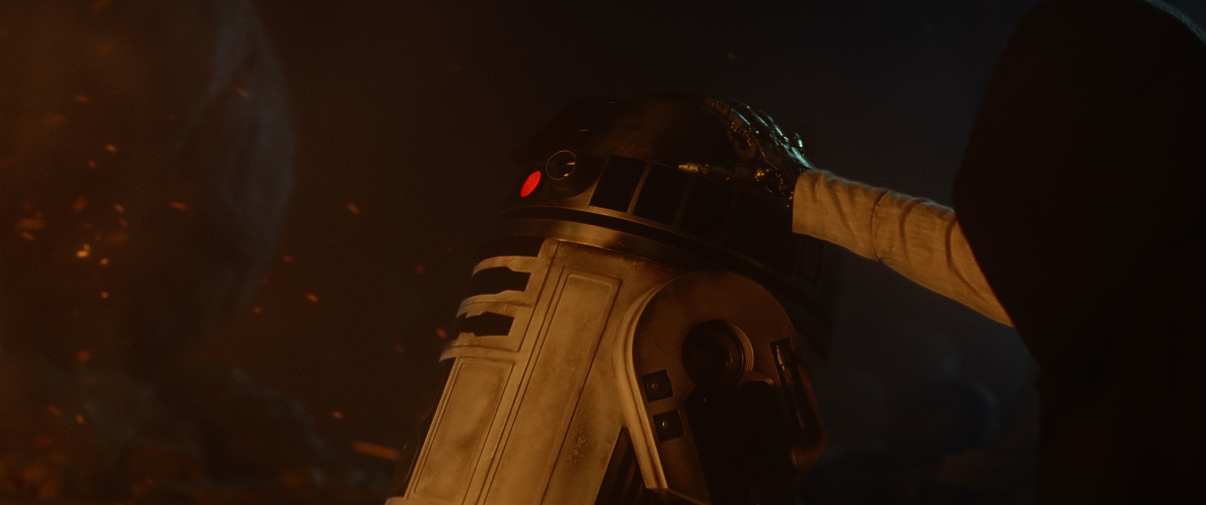 Luke places his hand on R2, following the destruction of the temple.