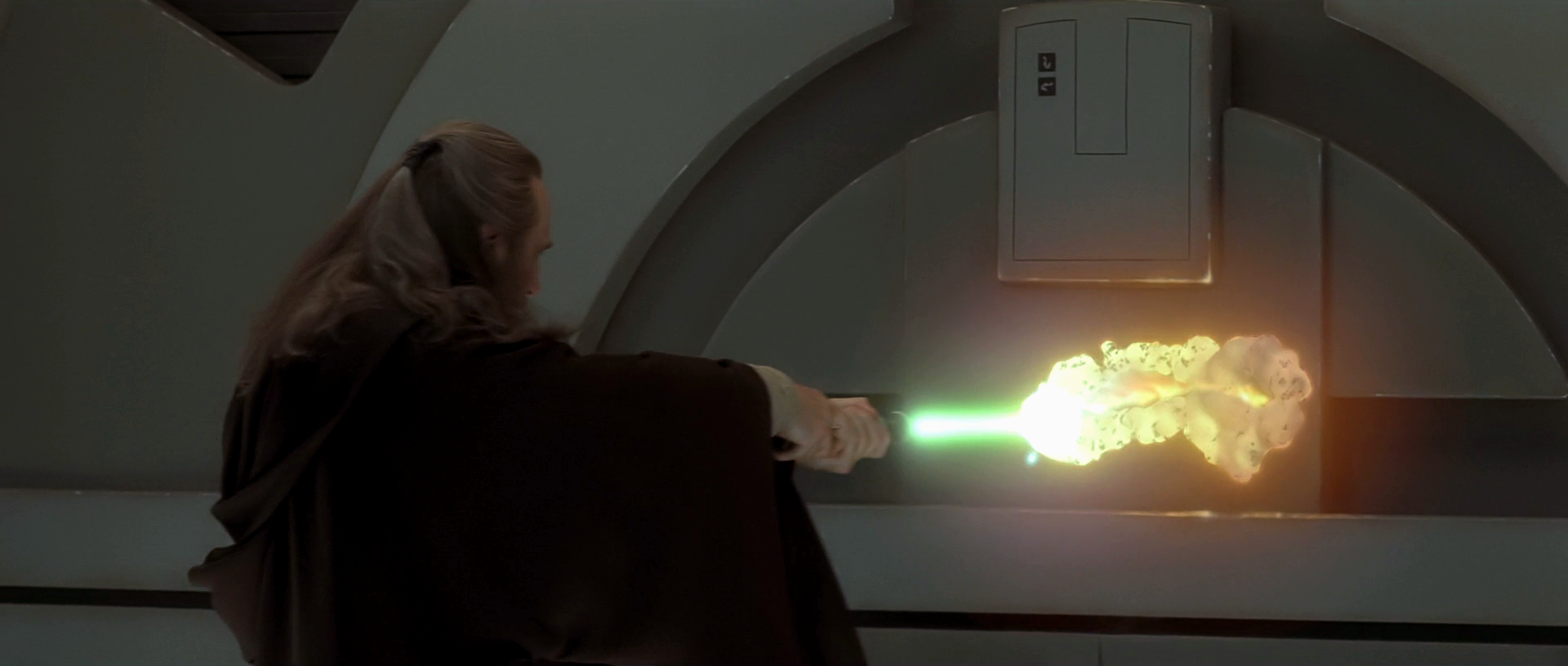 Qui-Gon Jinn using his lightsaber to cut through one of the Saak'ak's blast doors