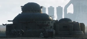 惑星ラフェトで活動するA-LTドロイド（中央）
