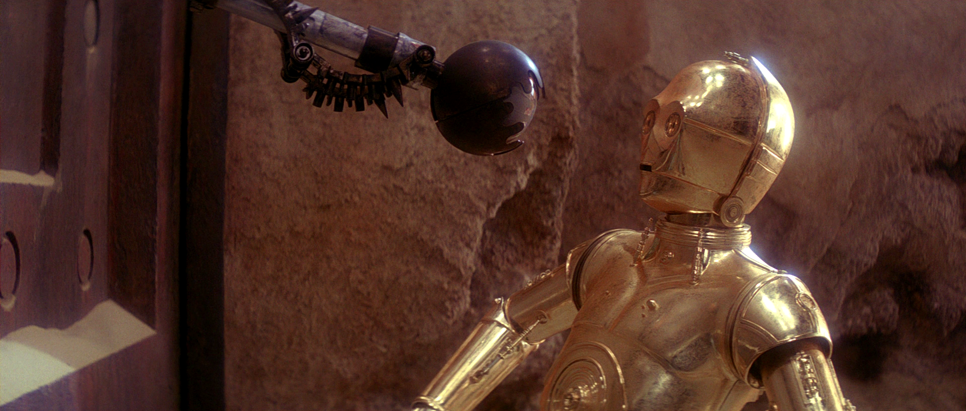 C-3PO confers with Jabba's gatekeeper droid.