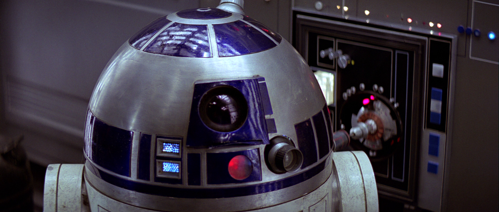 Ruug Quarnom noticed the frustration of Skywalker's astromech droid R2-D2 (pictured) when he was unable to transmit information to the Republic directly.