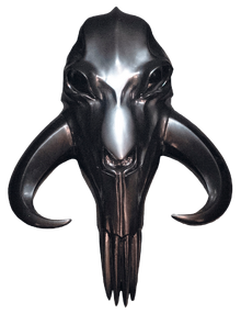 Kavim'in elinde bulunan stilize edilmiş bir beskar mitozor kafatası.