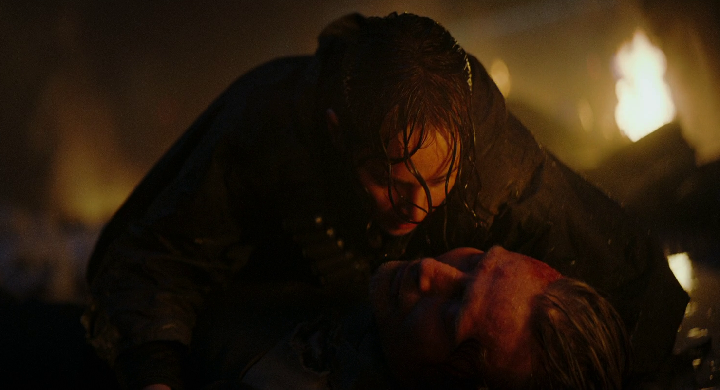 Jyn holds her dying father in her arms.