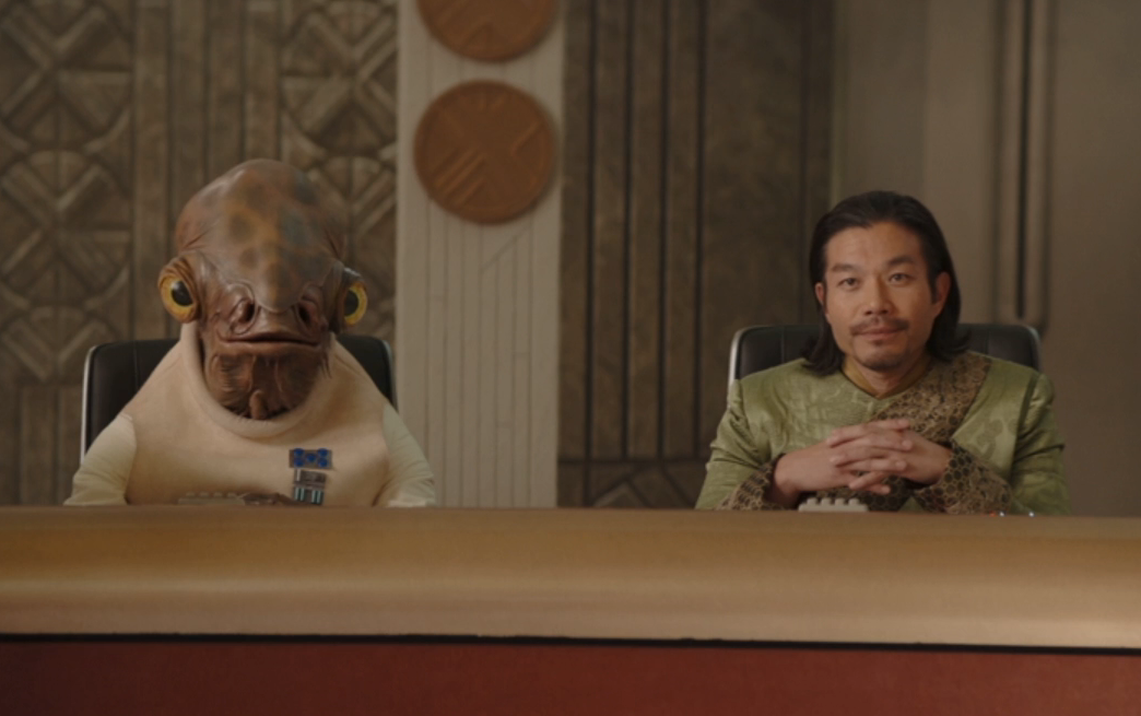 Xiono (right) next to Gial Ackbar during Hera Syndulla's court-martial hearing