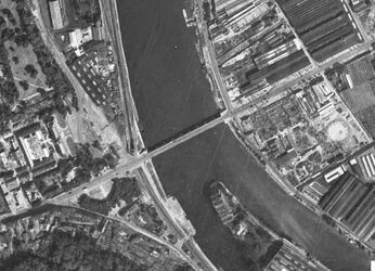 1945 - Le pont semble intact, tandis que les destructions dues aux bombardements sont bien visibles