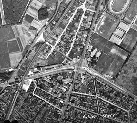 1950 (IGN) - Le passage souterrain est visible, ainsi que le complexe sportif du métro. Le parc de Sceaux est en partie loti.