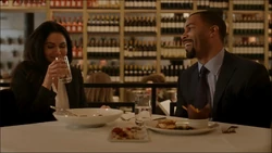 James et Angela déjeunent en riant dans un restaurant