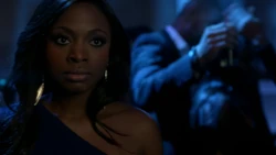 Tasha, jalouse de voir James discuter avec une autre femme