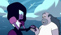 Garnet stringe la mano a Greg.