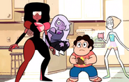 Garnet's reversed star colors after the Centipeedle climbs the house.