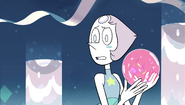 Pearl caught holding the Gem Shards in a Rose Quartz bubble.