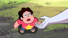  e Steven si tengono per mano.