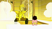 (Possibly) sentient statues behind Yellow Diamond